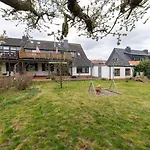 Cozy Villa With Garden, Balcony And Parking Area In Duesseldorf