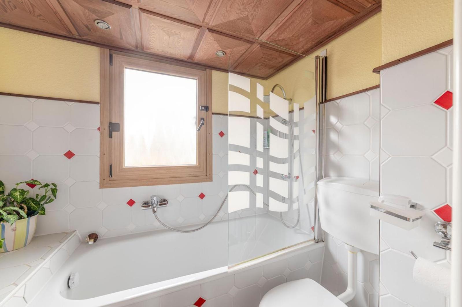 Apartment Cozy With Garden, Balcony And Parking Area In