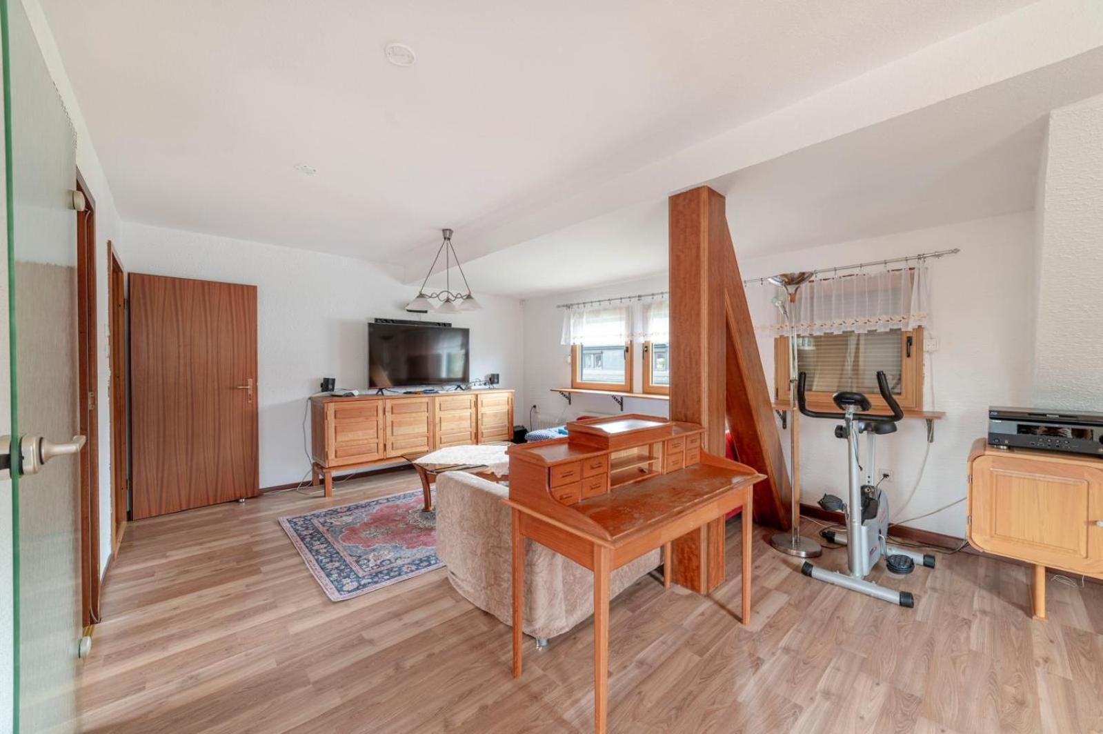 Cozy With Garden, Balcony And Parking Area In