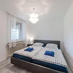 Cozy With Garden, Balcony And Parking Area In Apartment Dusseldorf