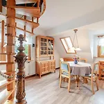 Appartement Cozy With Garden, Balcony And Parking Area In