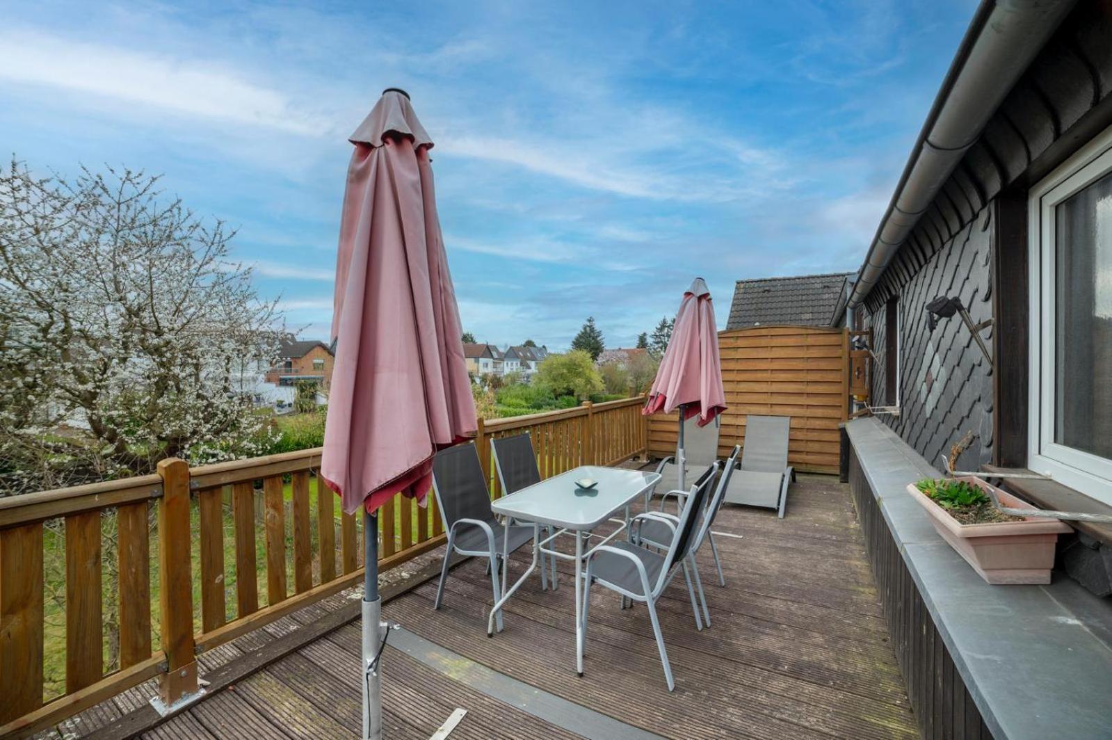 Cozy With Garden, Balcony And Parking Area In Apartment