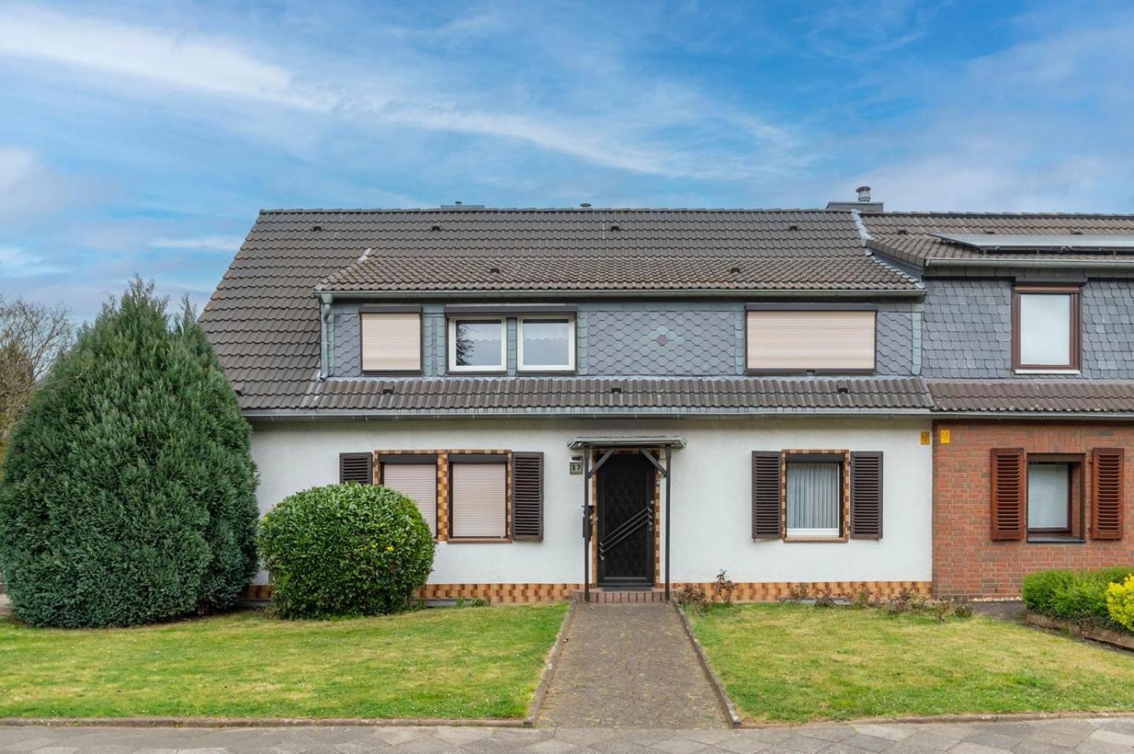 Apartment Cozy With Garden, Balcony And Parking Area In *